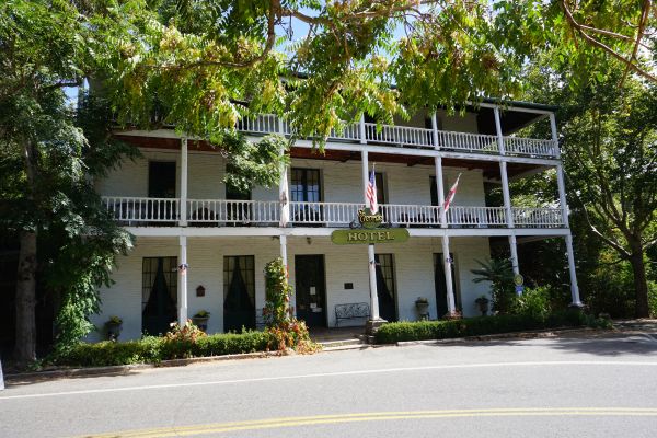 [Picture of St George Hotel]